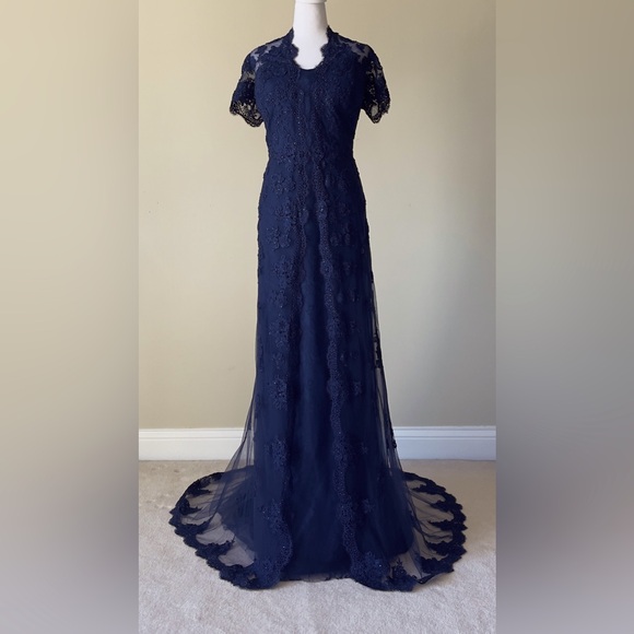 La Femme A-Line Beaded Lace Navy Short Sleeve Gown NWT Size 18 - Picture 4 of 9